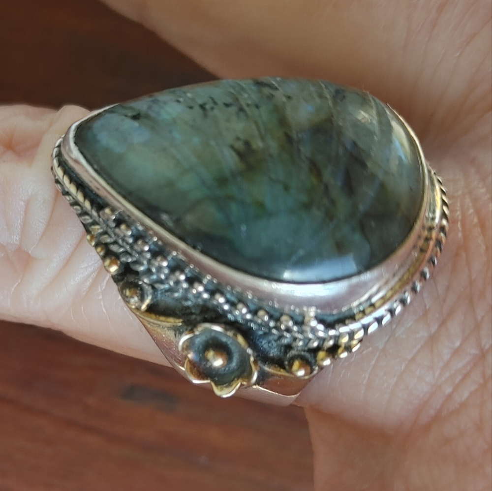 Carved Labradorite Gemstone Ring in 925 Sterling Silver (9) - Picture 5 of 12